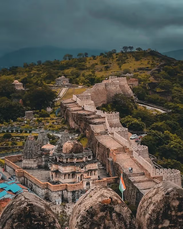 Udaipur Private Tour - Wall of the Fort