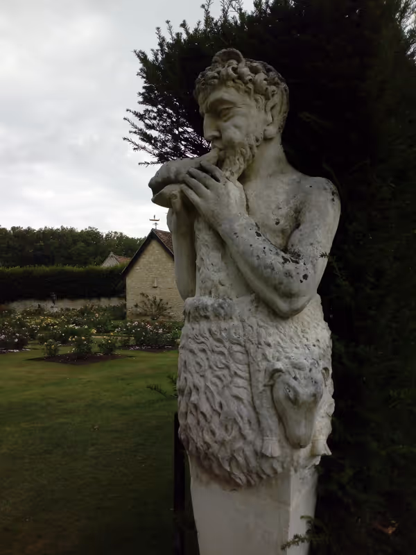 Cambridgeshire Private Tour - sculpture by the rose garden