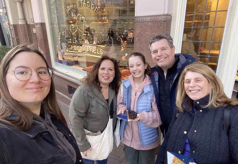 Amsterdam Private Tour - Selfie with tourists with a fresh stroopwaffel