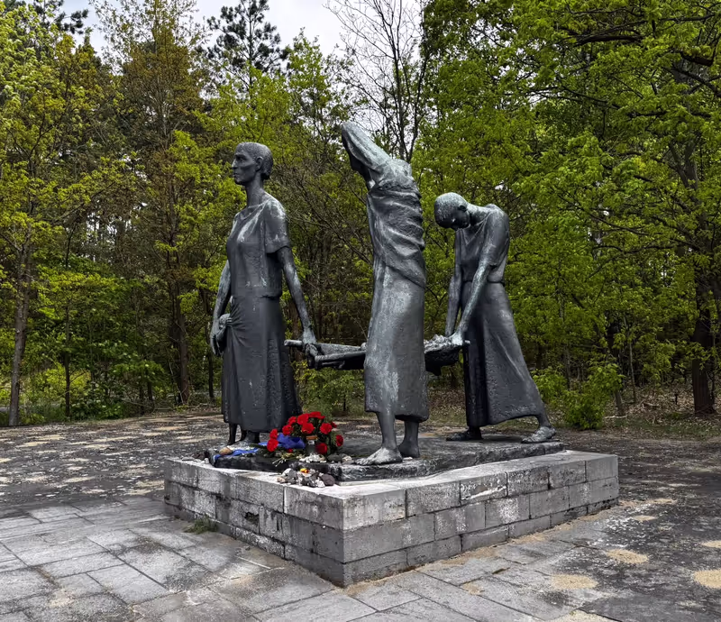 Berlin Private Tour - Women carry the dead child