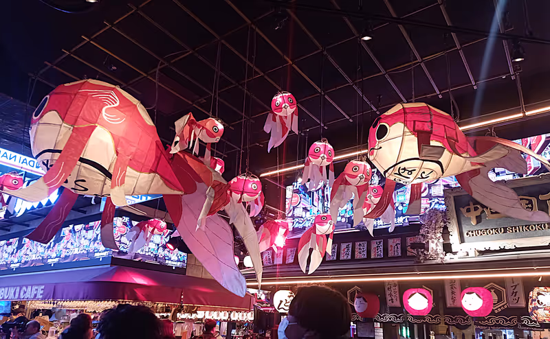 Tokyo Private Tour - Kabukicho tower - plafond de carpes