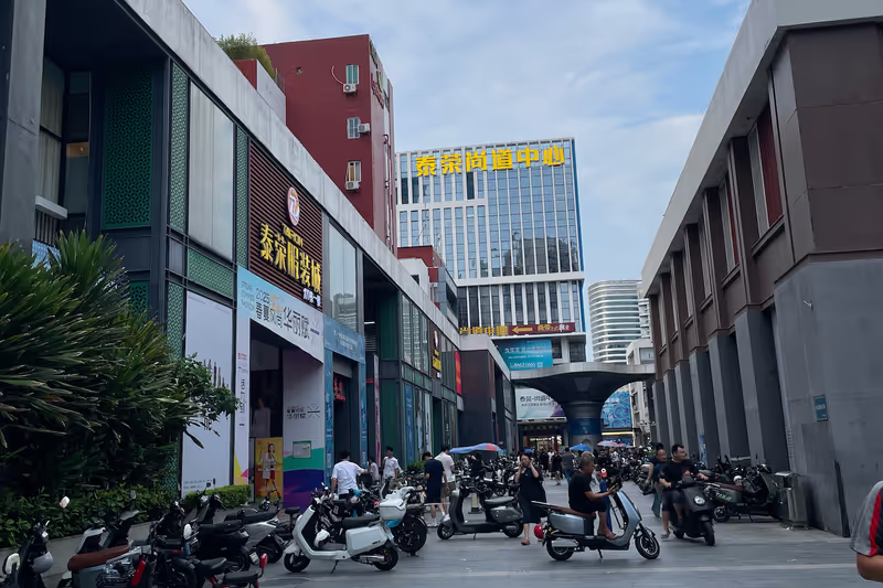 Shenzhen Private Tour - Clothes Wholesale Market
