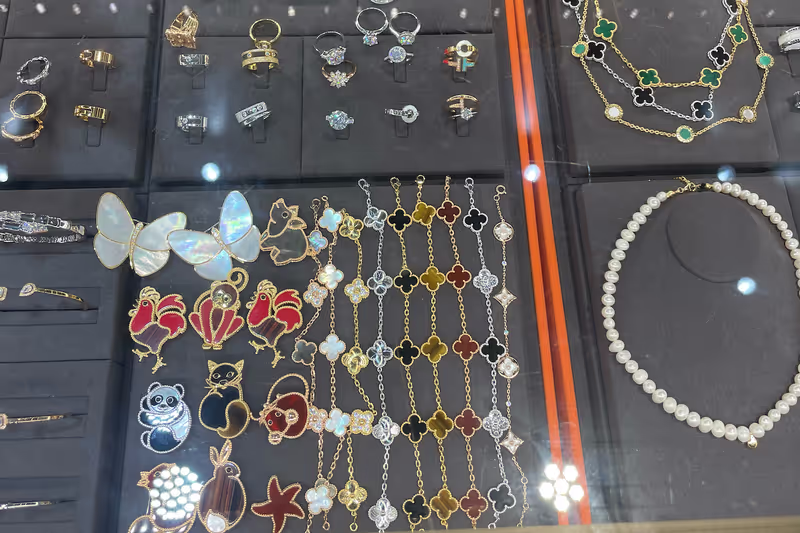 Shenzhen Private Tour - Clothes Wholesale Market