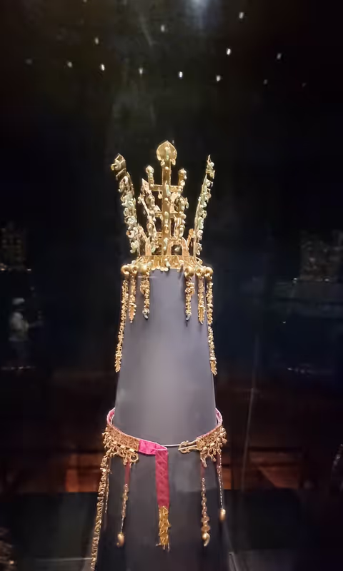 Seoul Private Tour - Gold crown from the Silla dynasty