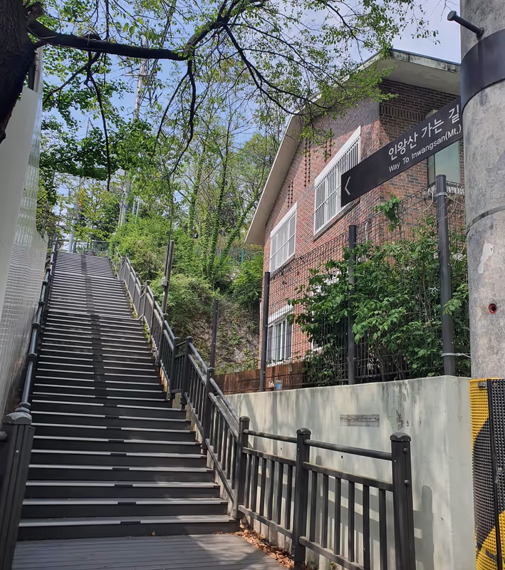 Seoul Private Tour - Entrance of the mountain