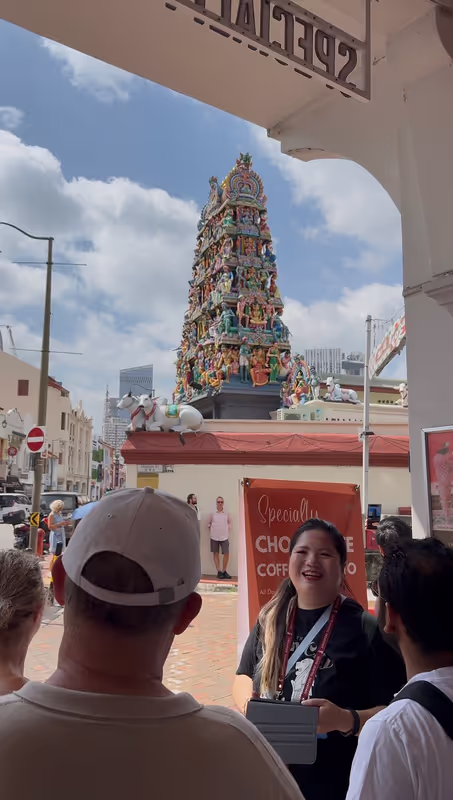 Singapore Private Tour - in front of Sri Mariamman Temple