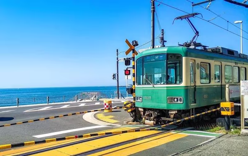 Yokohama Private Tour - A scenic ride on the Enoden from Kamakura to Hase