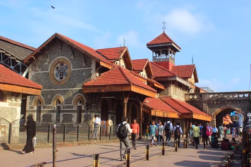 Mumbai Private Tour - Bandra railway station