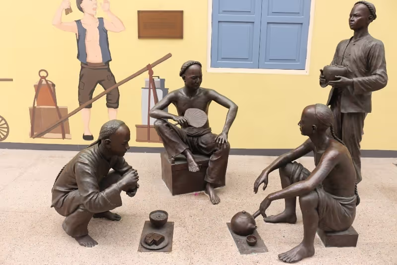 Singapore Private Tour - sculpture of Chinese coolies