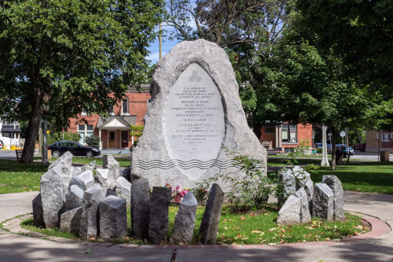 Ottawa Private Tour - Ottawa Women's Monument, MInto Park
