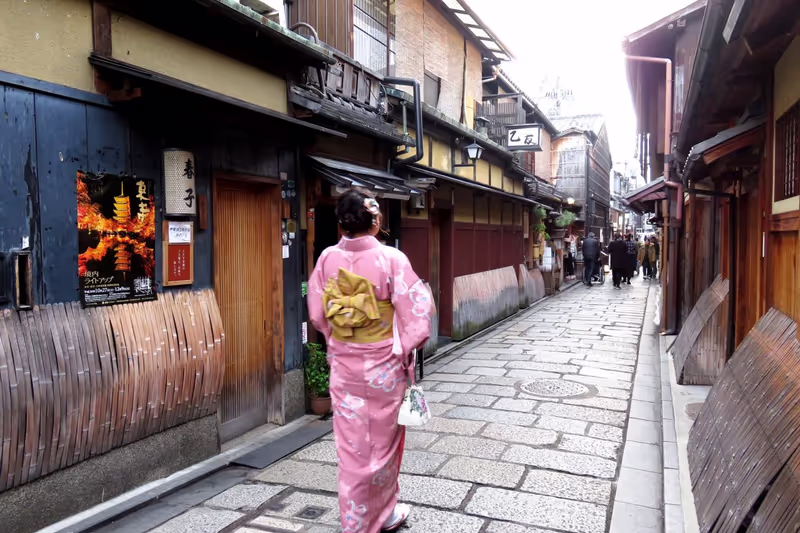 Kyoto Private Tour - A Gaisaha walking in the street of Gion