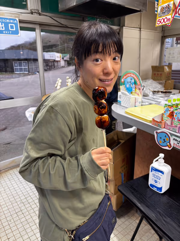 Ibaraki Private Tour - Eating Kofuku Dango at snack shop