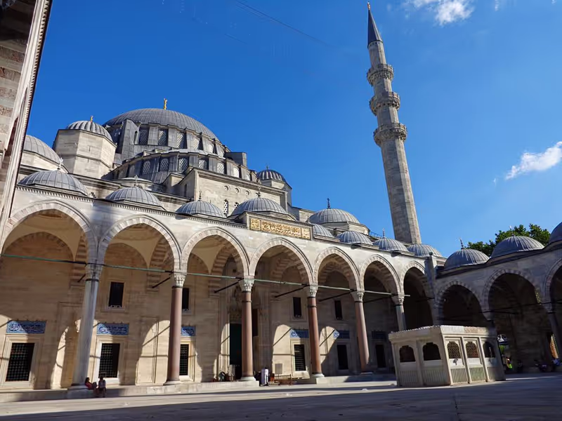 Istanbul Private Tour - Suleymaniye Mosque courtyard