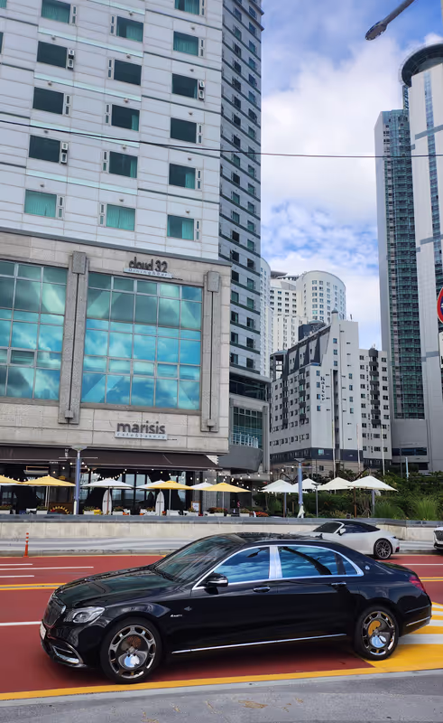 Seoul Private Tour - VIP meet‑and‑greet: name board in hotel lobby