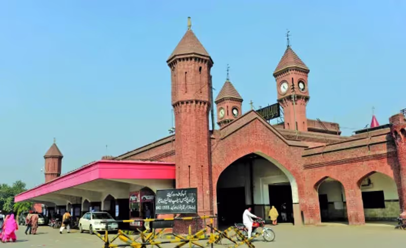 Lahore Private Tour - Lahore Railway Station