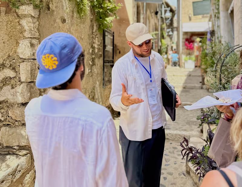 Nice Private Tour - Mago in St Paul de Vence doing a visit