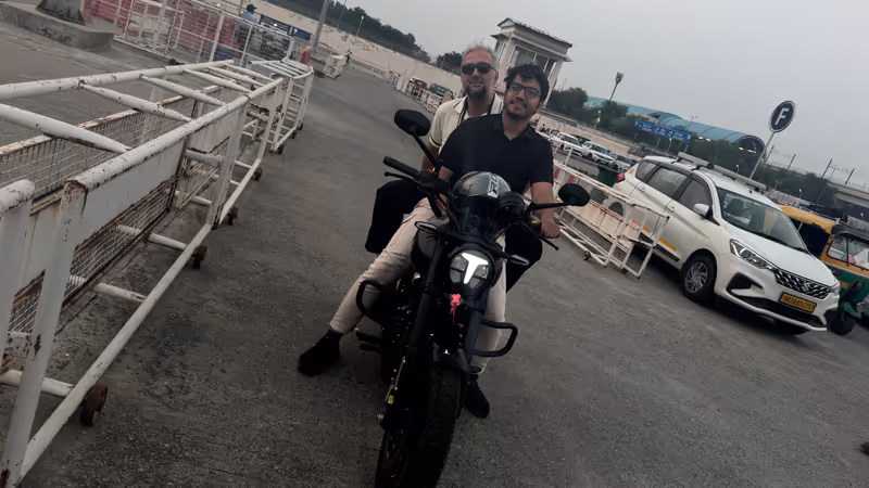 Delhi Private Tour - Bike ride with Carlos from UK