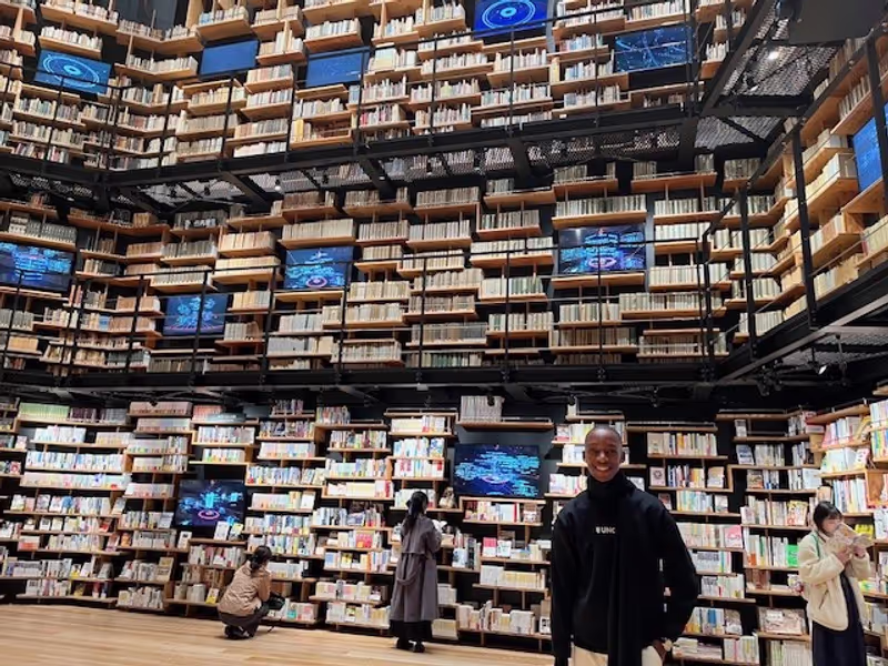 Saitama Private Tour - Bookshelf Theater, Museum