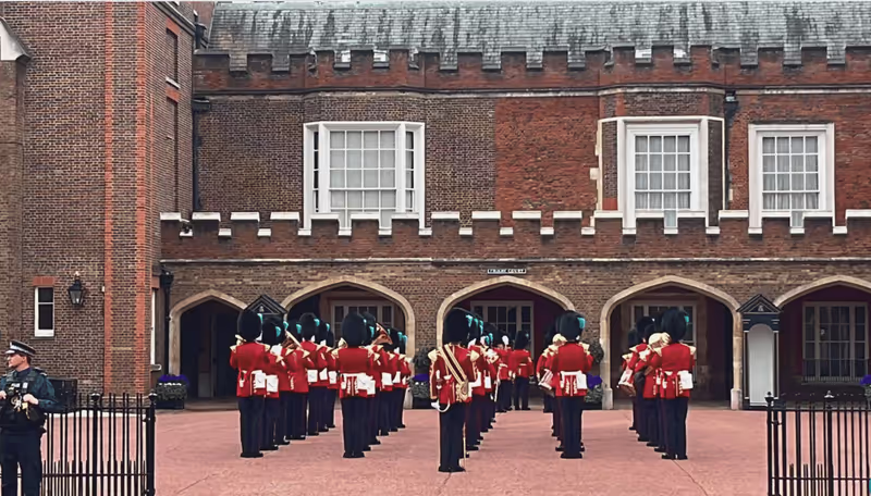 London Private Tour - Irish Guards at St James Palace