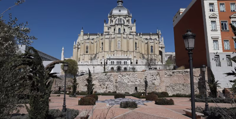 Madrid Private Tour - Arab wall