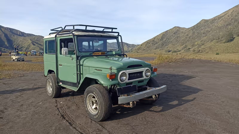 Surabaya Private Tour - Toyota Landcruiser FJ40