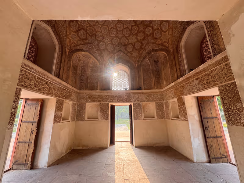 Delhi Private Tour - Inside a tomb