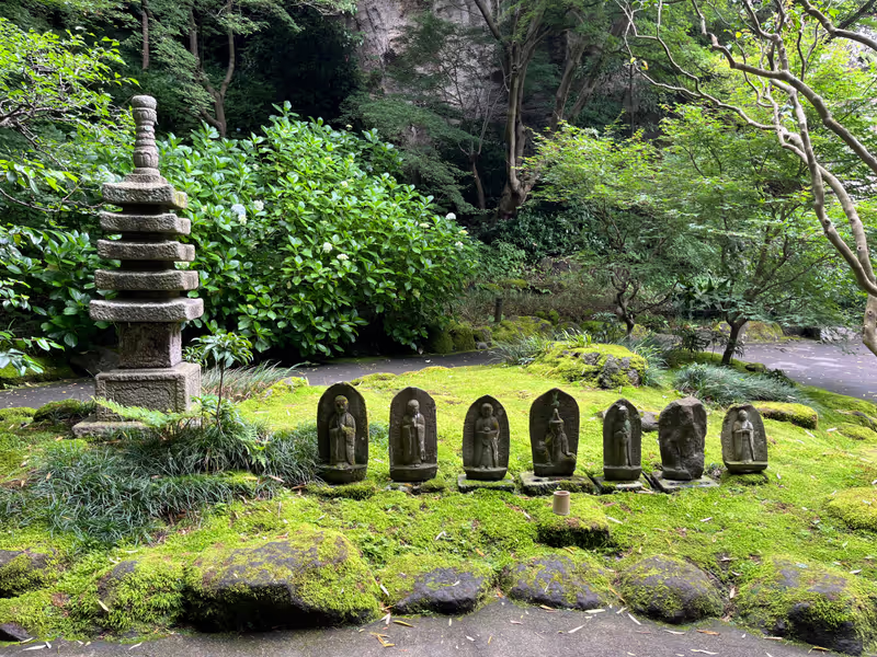 Kamakura Private Tour - Small buddha statues on the moss