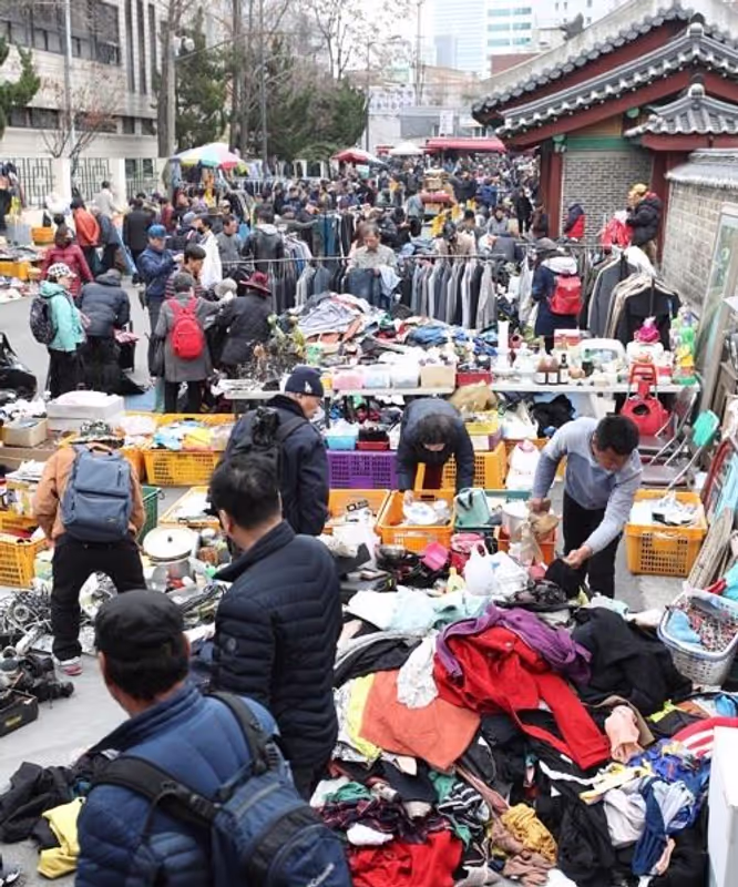 Seoul Private Tour - Dongmyo flea market