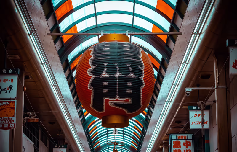 Osaka Private Tour - Kuromon Market’s iconic lantern — Photo: Ruiz / Pexels