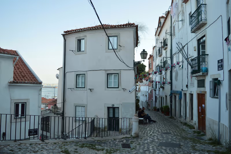 Lisbon Private Tour - Alfama charming corners