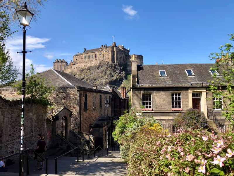Edinburgh Private Tour - Edinburgh Castle from the Vennel