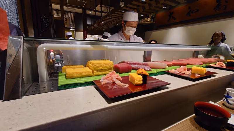 Tokyo Private Tour - Sushi restaurant in Toyosu Market