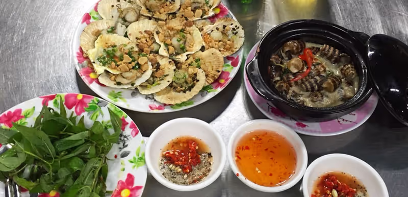Ho Chi Minh Private Tour - Fresh Seafood at Legendary Restaurant