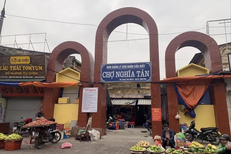 Hanoi Private Tour - At the market entrance, right at the meeting spot