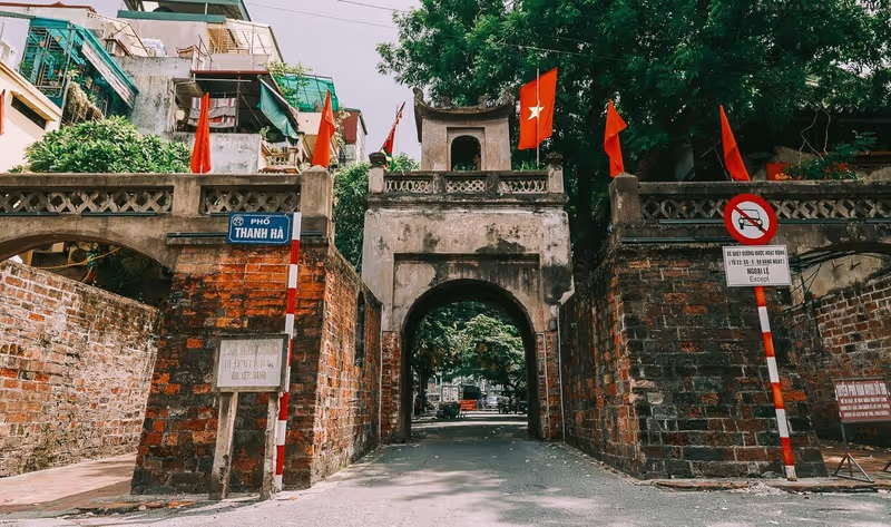 Hanoi Private Tour - O Quan Chuong gate