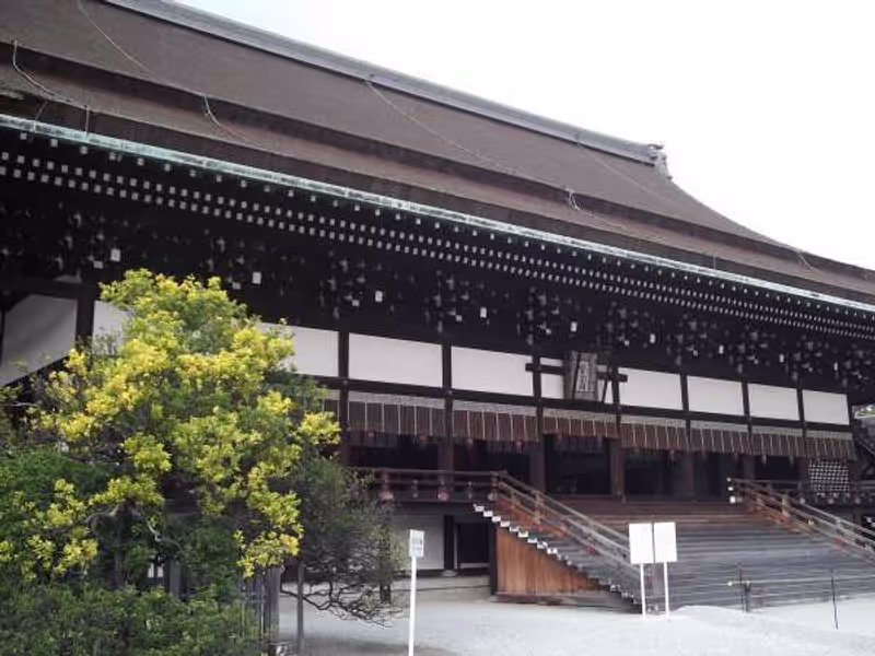 Kyoto Private Tour - "Shishinden" Hall, the most dignified place where important events like emperor`s enthronements take place. (Seen only when the palce is open to the public in spring and autumun.)
