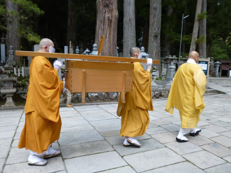 Mount Koya Private Tour - Meals are ritually offered to the founder of Koyasan Kobo Daishi at the Okunoin twice a day.
Guests may see and take photos of the "Shojingu" food offering rituals at 6:00 am and 10:30 am.