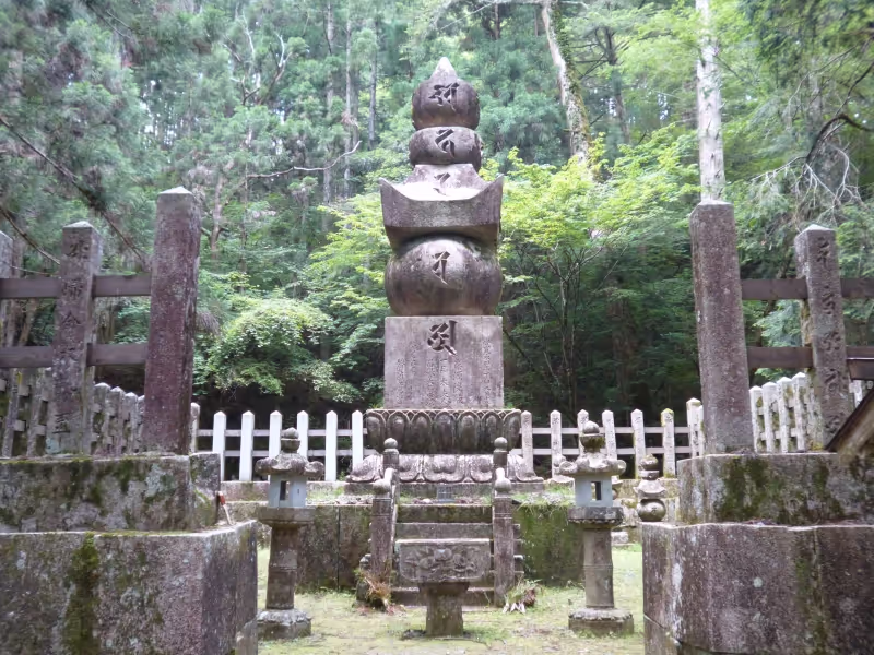 Mount Koya Private Tour - Okunoin is the most sacred place in Koyasan.
In Okunoin there are over 200,000 Gorintos (Five-tiered Stupa) and gravestones.