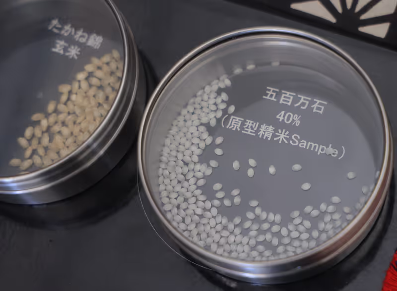 Tokyo Private Tour - 40% Genkei polished rice.
Junmai Daiginjo (sake with 50% and lower polishing rate) using the new Genkei (Original Form) rice polishing method can make a more delicate and refined sake.