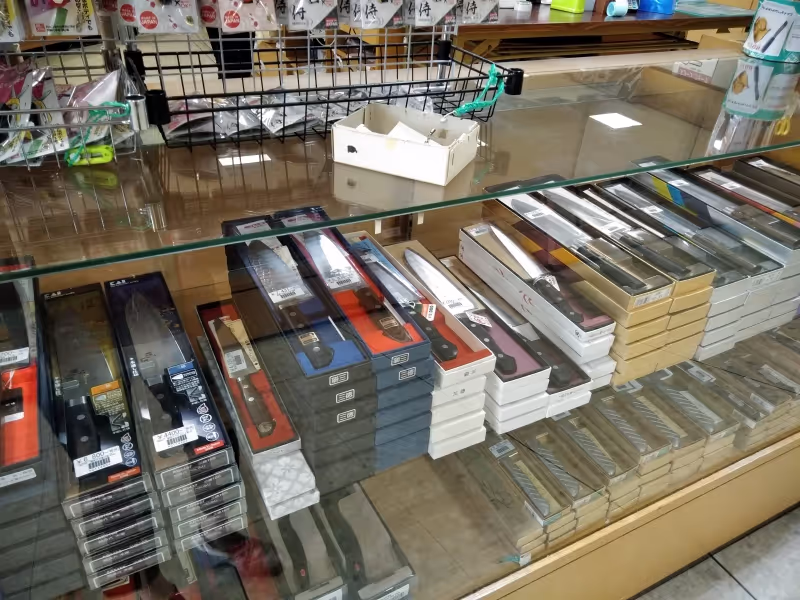 Gifu Private Tour - The Cutlery shop full of numerous blades. Reasonable price. (Seki)