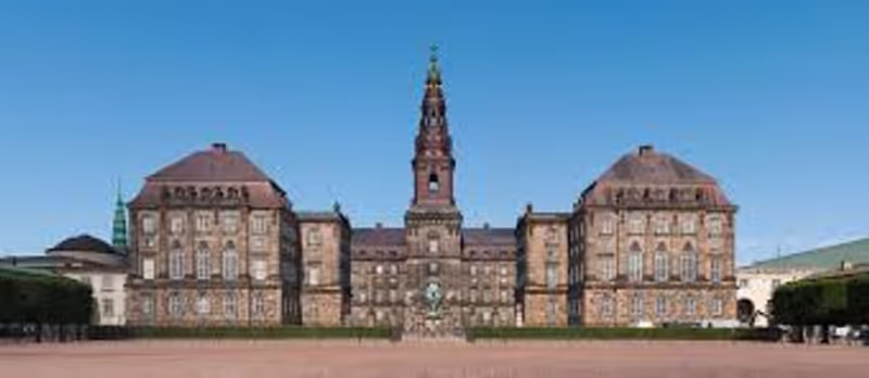 Copenhagen Private Tour - Hans  Christian Andersen was inspired by everything, people, things and buildings. When we look at the castles in Copenhagen, it is very likely that they have inspired the fairy tale: The Pig Boy.
At this great castle lived the haughty, arrogant princess, who rejected the beautiful gifts of the prince: the most beautiful rose and the nightingale, who sang the most wonderful melodies.