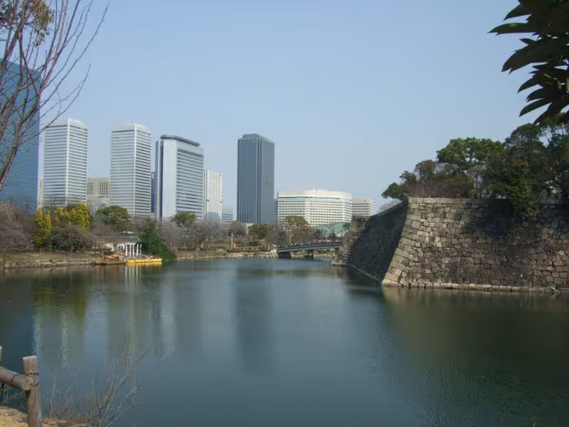 Osaka Private Tour - 大阪商務園區的高樓群與大阪城的護城河。近代與現代的組合真妙極了!