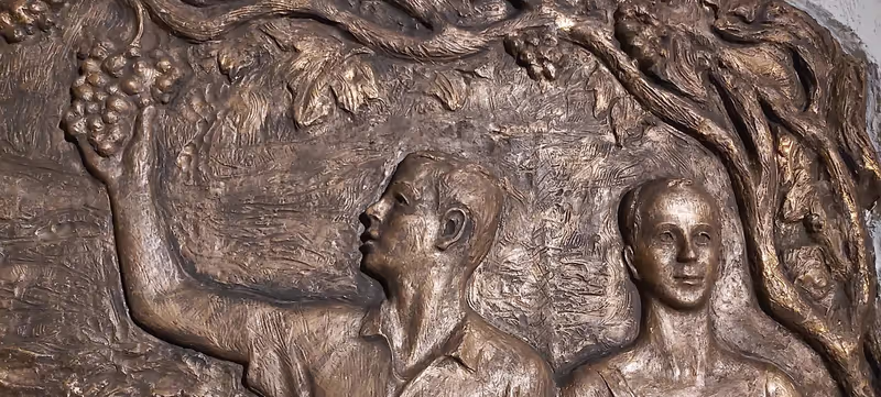 Tirana Private Tour - Wine sculpture