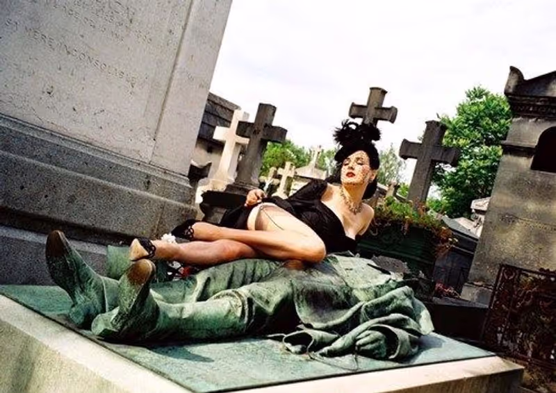Paris Private Tour - Dita Von Teese at Père-Lachaise 