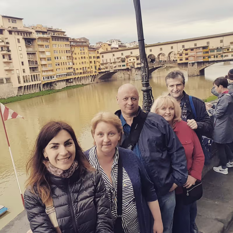 Florence Private Tour - At the bak of the river with Tourists