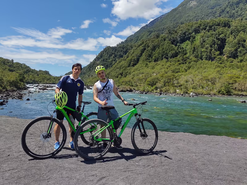 Puerto Varas Private Tour - Laguna Verde, una pequeña ensenada del Lago Llanquihue, a la que está conectada por un estrecho canal. Esta laguna tiene un intenso color verde esmeralda,