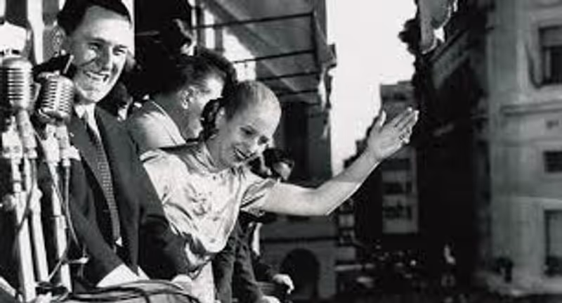 Buenos Aires Private Tour - Evita speaches at balcony