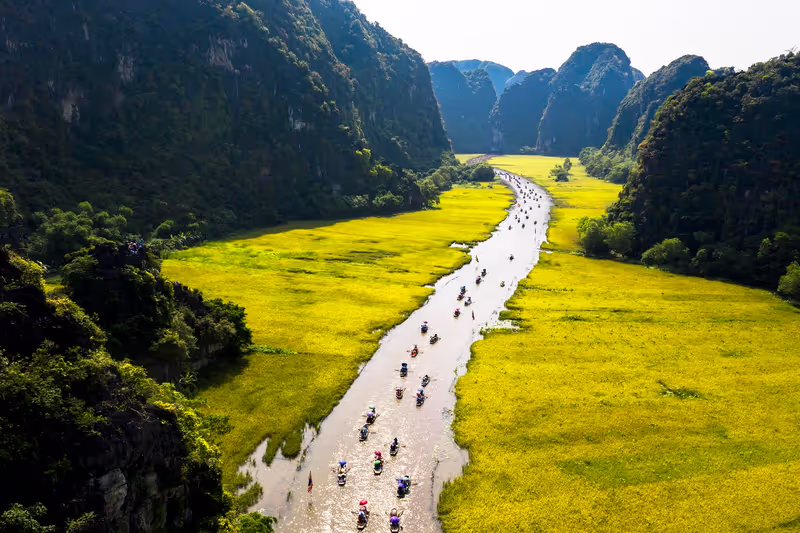 Hanoi Private Tour - sailing to Tam Coc