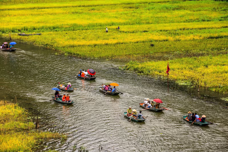 Hanoi Private Tour - sailing on the river to visit Tam Coc